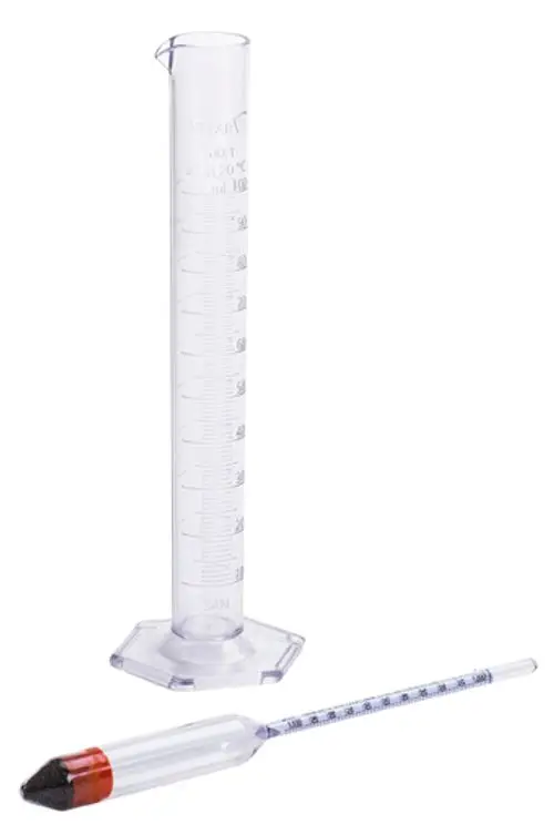 Transparente Messzylinder und ein Hydrometer auf weißem Hintergrund, verwendet zur Prüfung des Frostschutzmittels, hergestellt von Grünbeck.